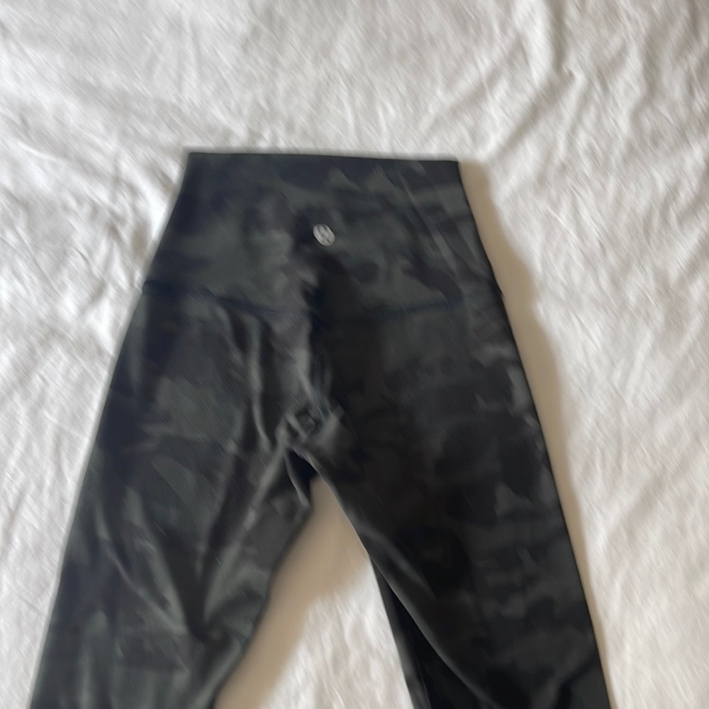 Lululemon size 0 camo print 28 inch align leggings